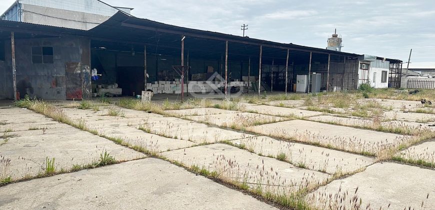 Teren 2100mp cu spatii pentru depozitare in Iosia