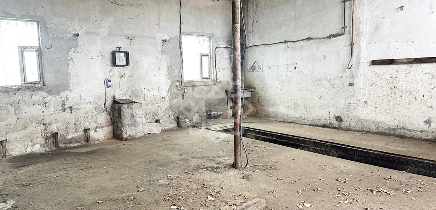 Teren 2100mp cu spatii pentru depozitare in Iosia