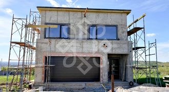 Casa spatioasa de vanzare cu teren 1146 mp, zona Colinelor