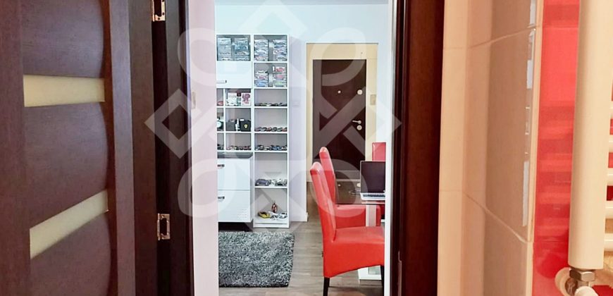 Apartament cu 3 camere, etaj intermediar, in Rogerius