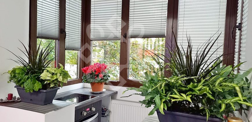 Apartament cu 3 camere, etaj intermediar, in Rogerius