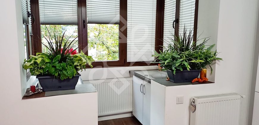 Apartament cu 3 camere, etaj intermediar, in Rogerius