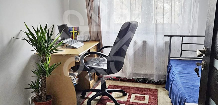 Apartament cu 3 camere, etaj intermediar, in Rogerius