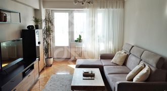 Apartament cu 3 camere si loc de parcare, zona Decebal