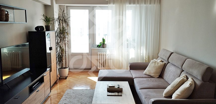 Apartament cu 3 camere si loc de parcare, zona Decebal