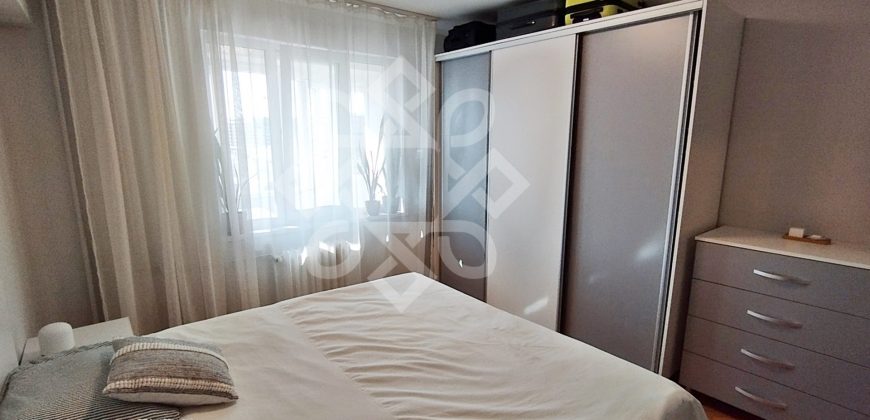 Apartament cu 3 camere si loc de parcare, zona Decebal