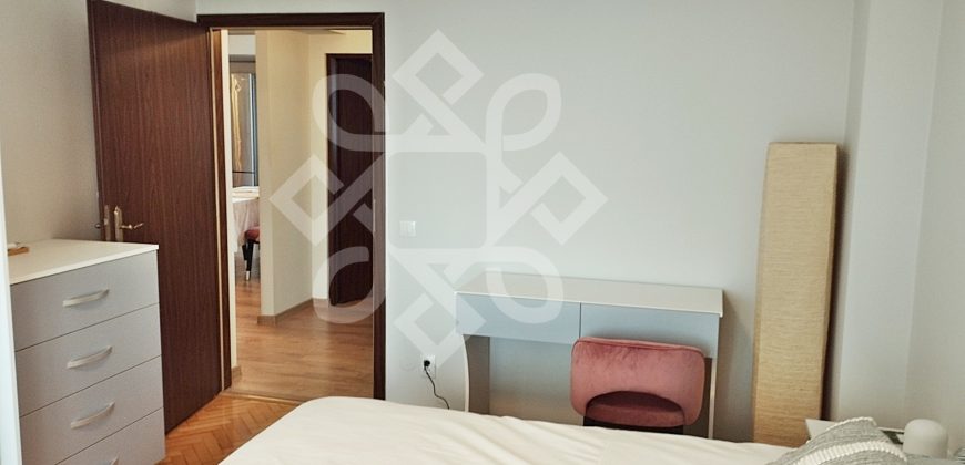 Apartament cu 3 camere si loc de parcare, zona Decebal