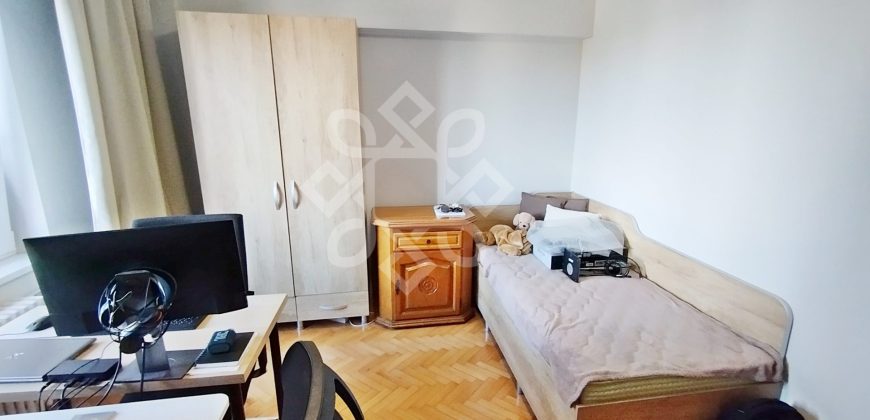Apartament cu 3 camere si loc de parcare, zona Decebal