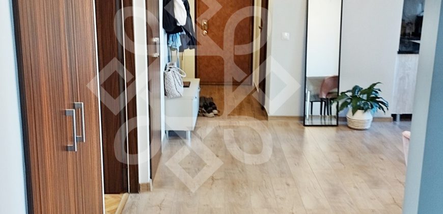 Apartament cu 3 camere si loc de parcare, zona Decebal