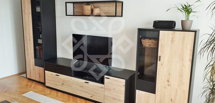 Apartament cu 3 camere si loc de parcare, zona Decebal