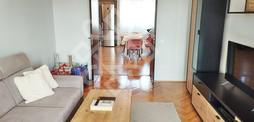 Apartament cu 3 camere si loc de parcare, zona Decebal