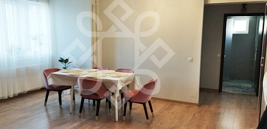 Apartament cu 3 camere si loc de parcare, zona Decebal