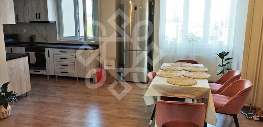 Apartament cu 3 camere si loc de parcare, zona Decebal
