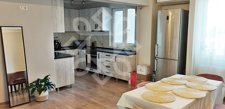 Apartament cu 3 camere si loc de parcare, zona Decebal