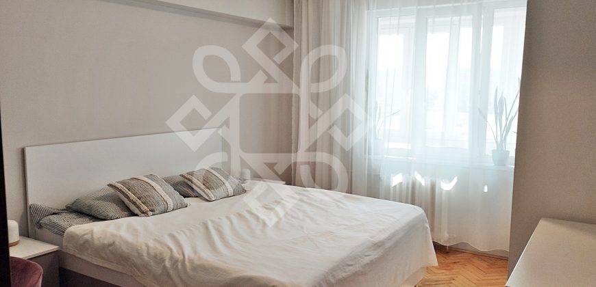 Apartament cu 3 camere si loc de parcare, zona Decebal